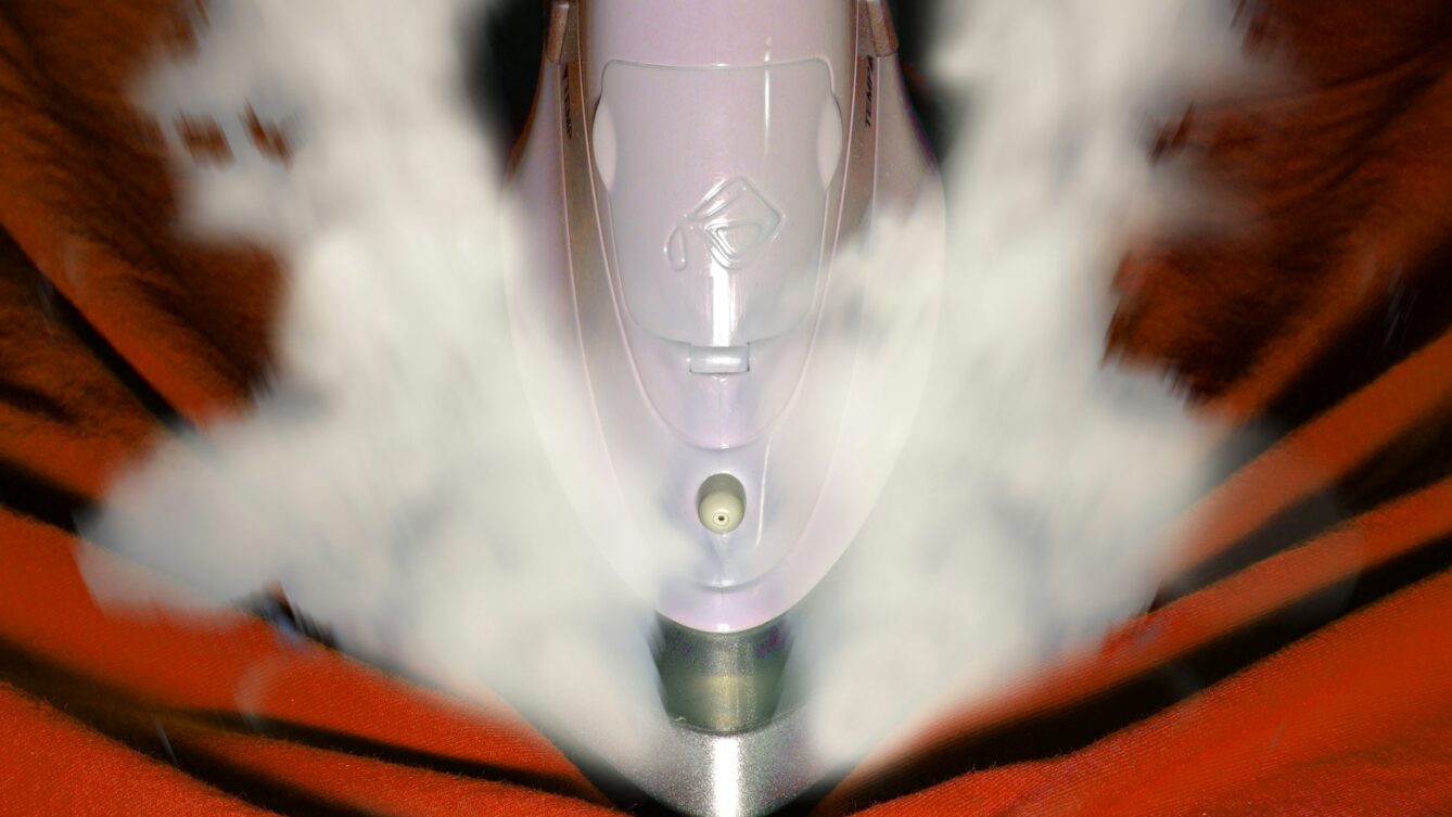 żelazko / fot: Immo Wegmann/ Unsplash