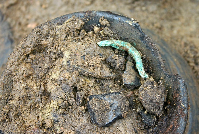 Dziecięca urna sprzed ponad 2,5 tys. lat; źródło: A. Hałuszko za  Antiquity