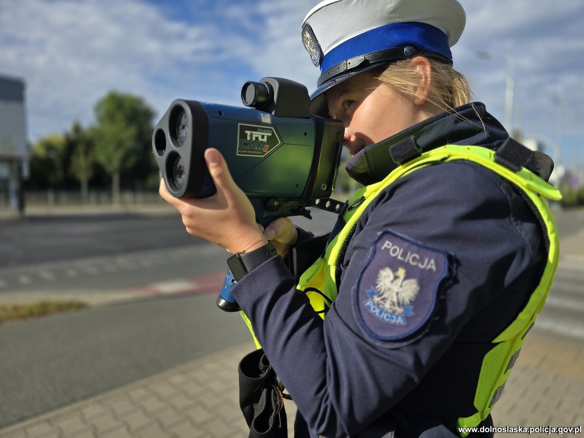 Policjantka mierząca prędkość pojazdów/Policja