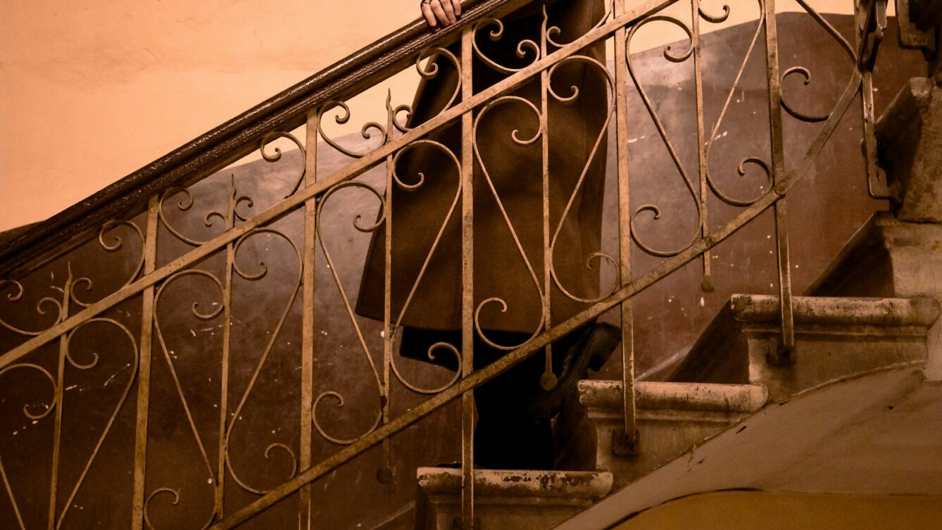 osoba schodzi po schodach/ fot: Ebru Yılmaz/ Unsplash