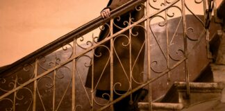 osoba schodzi po schodach/ fot: Ebru Yılmaz/ Unsplash