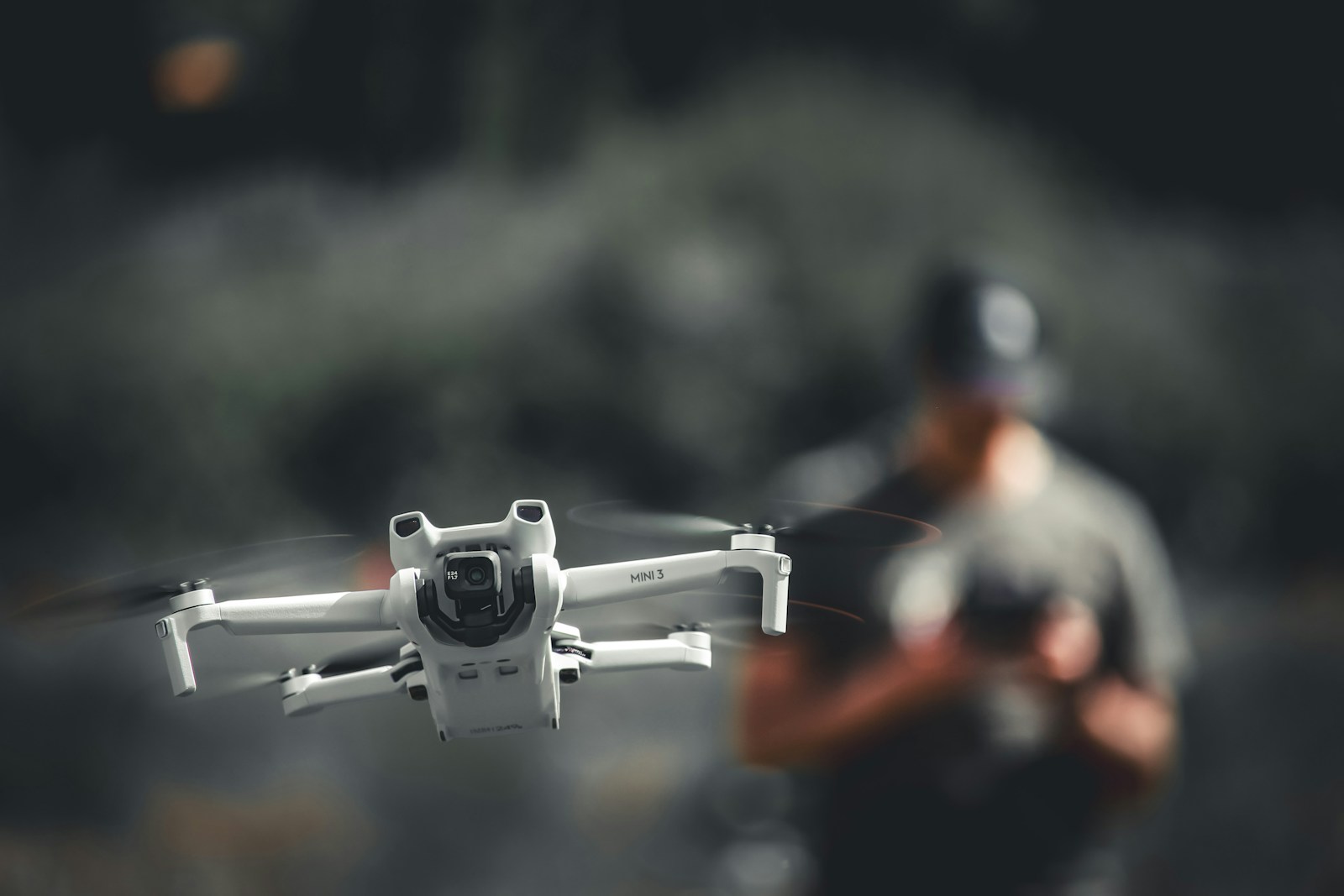 dron w locie/ fot:  Unai Cruz/Unsplash