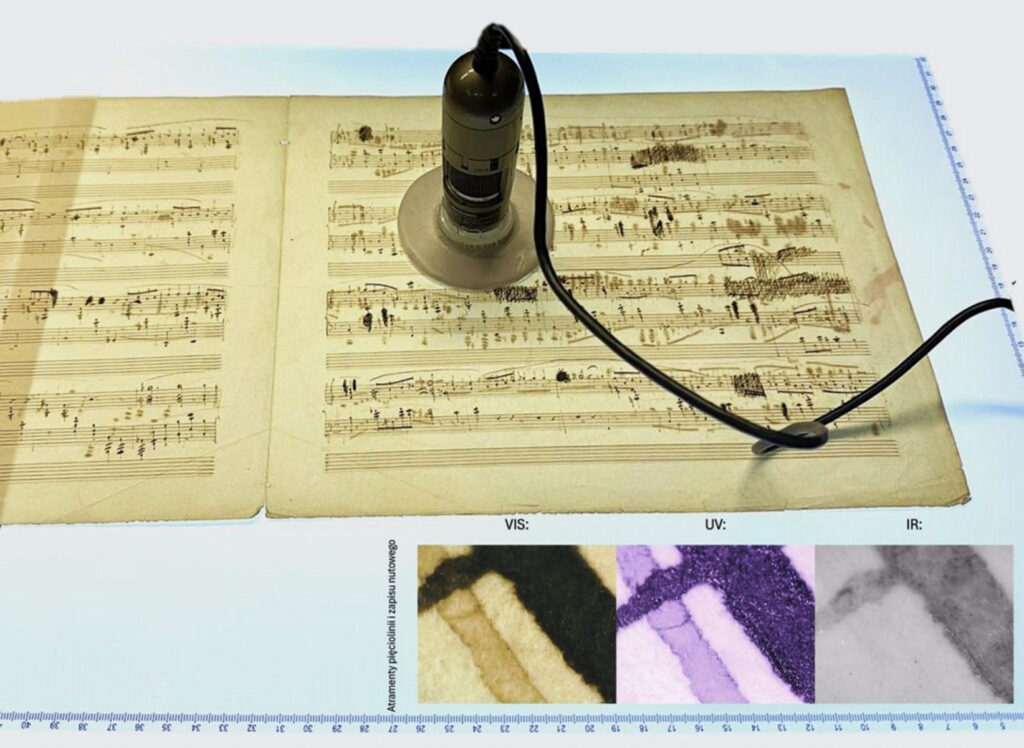 Rękopis Ballady na stole podświetlanym, poniżej – atramenty pięciolinii i zapisu nutowego. Fot. Centrum Nauk Biologiczno-Chemicznych Uniwersytetu Warszawskiego