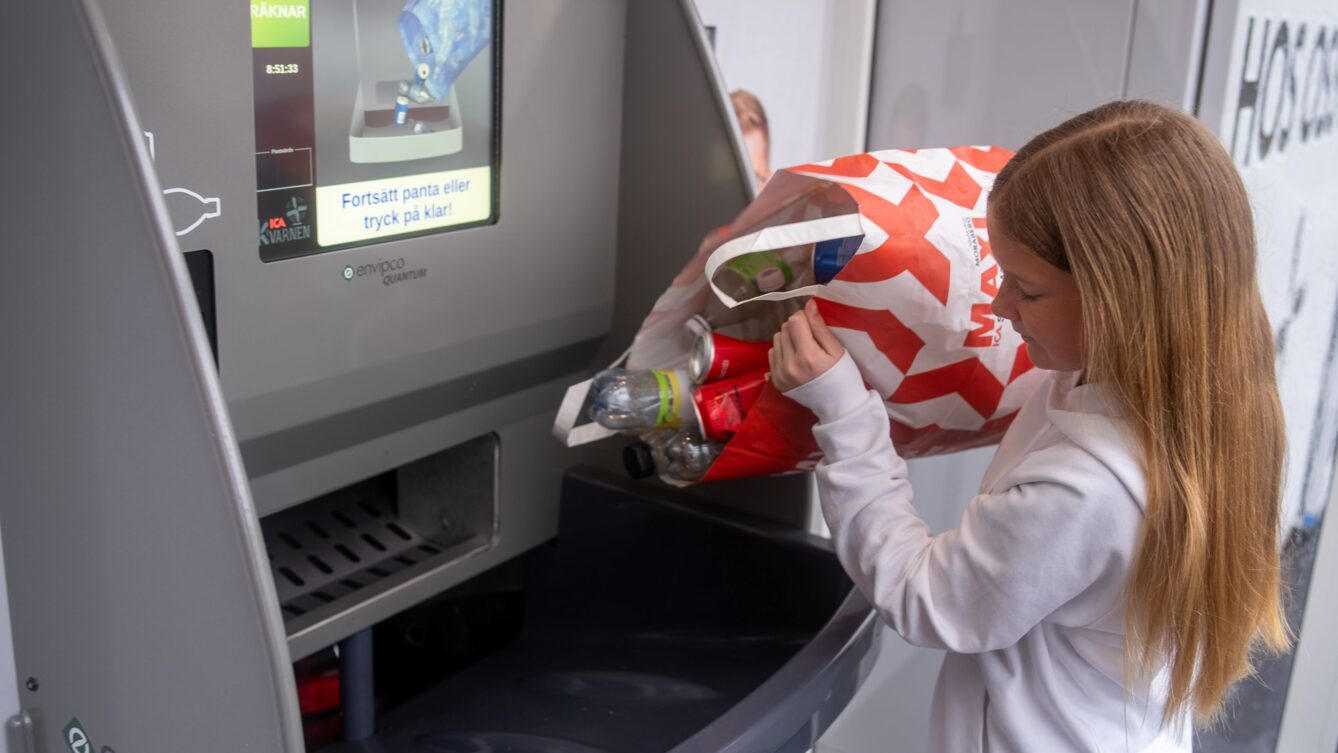 dziewczynka przy automacie do odbioru opakowań/ Envipco_Mat. prasowy 