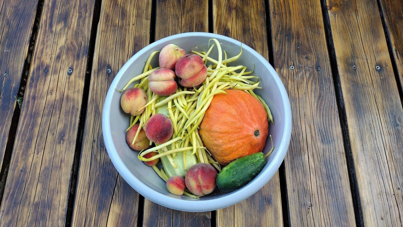 owoce i warzywa w misce na tarasie drewnianym/fot: FaktyPlus.pl