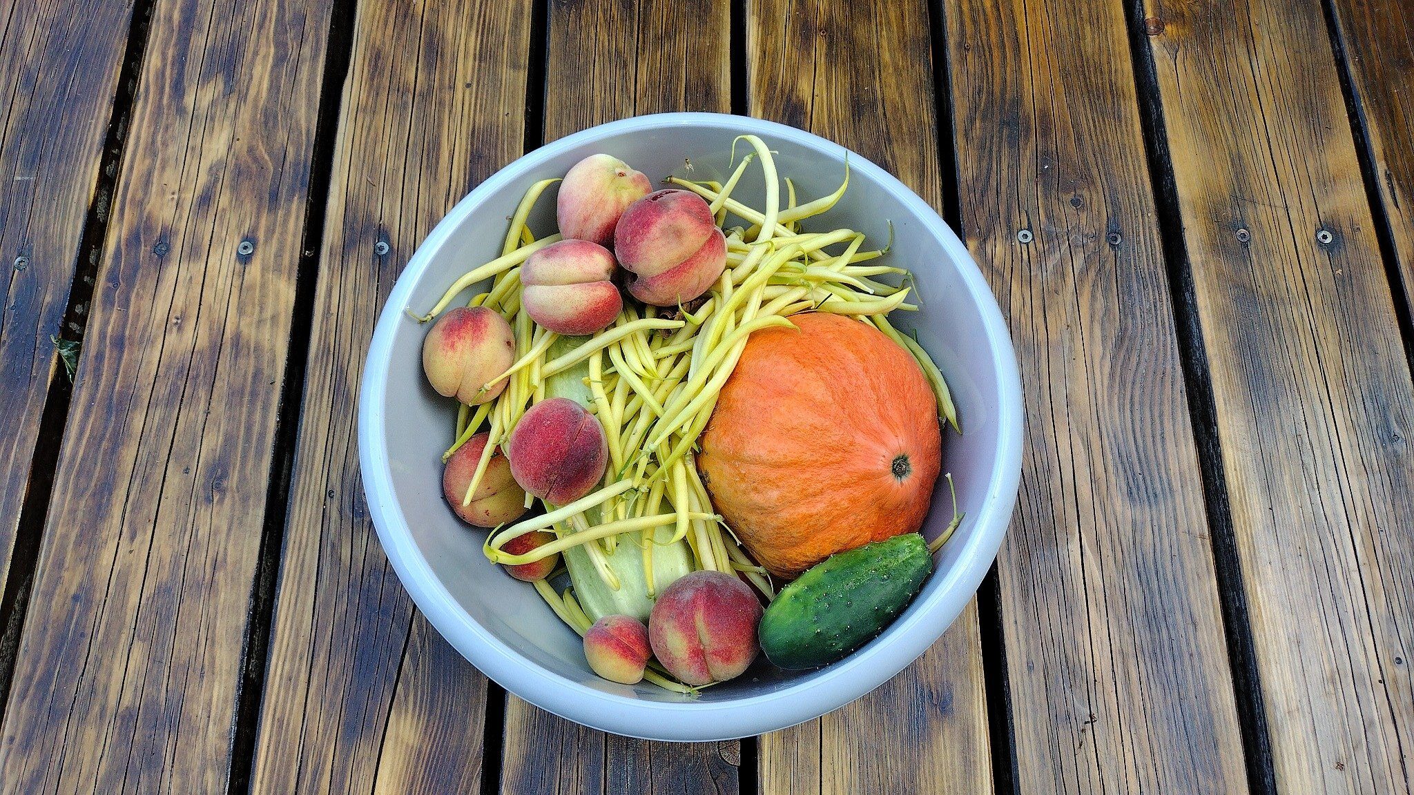 owoce i warzywa w misce na tarasie drewnianym/fot: FaktyPlus.pl