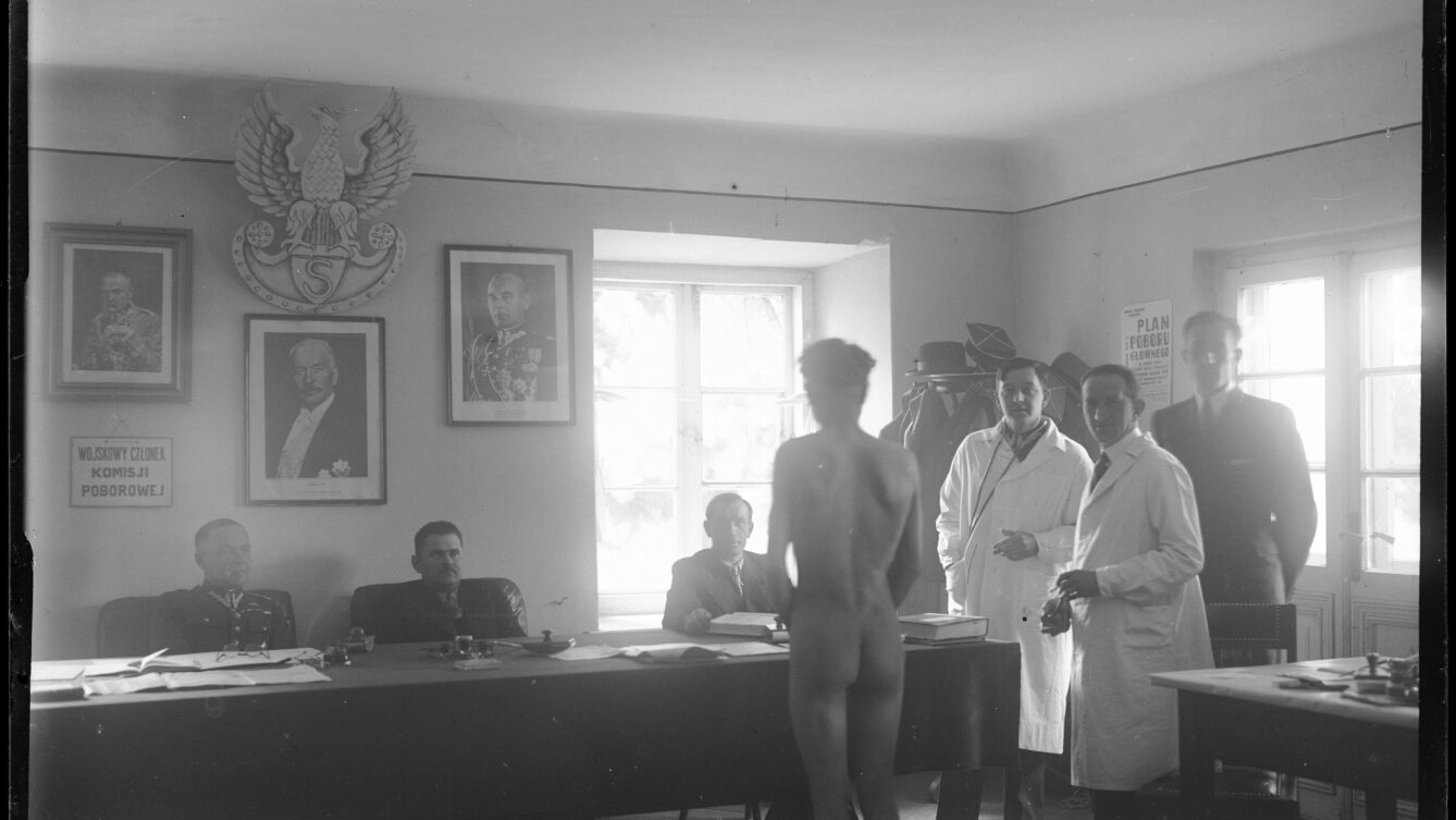 Komisja poborowa podczas pracy, maj 1939, fot: Narcyz Witczak-Witaczyński, Domena publiczna