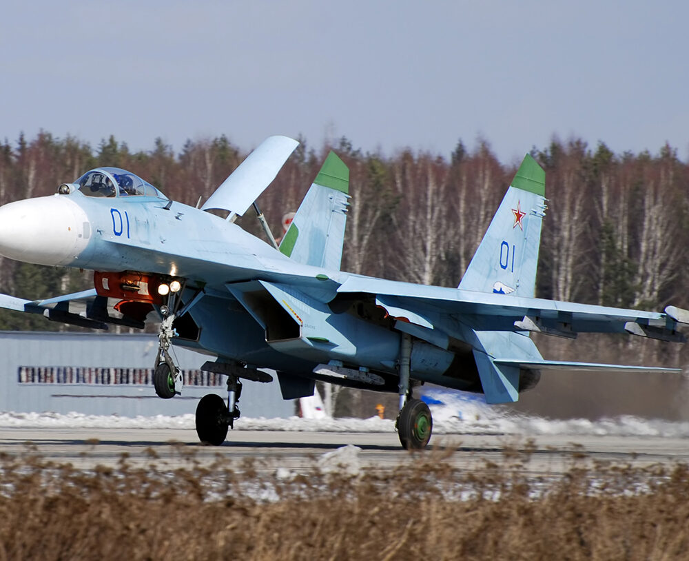 Su-27 podczas startu/ Autorstwa Aleksandr Markin - Su-27p 01 blue, CC BY-SA 2.0