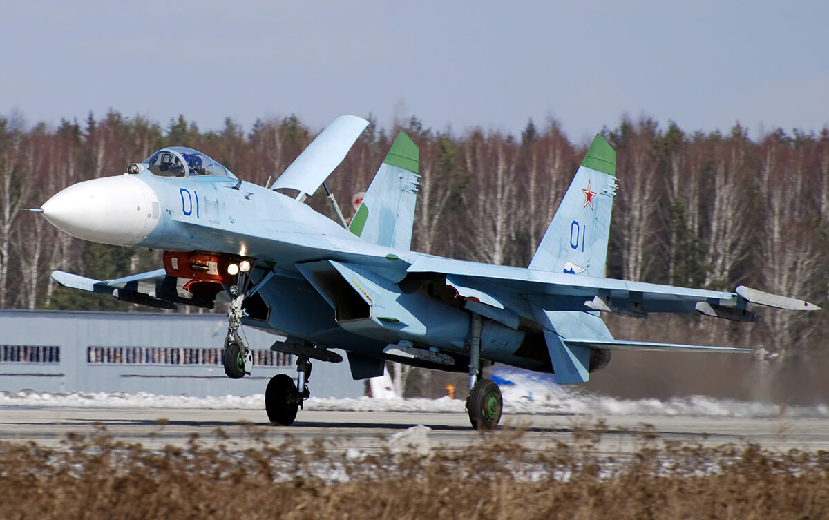 Su-27 podczas startu/ Autorstwa Aleksandr Markin - Su-27p 01 blue, CC BY-SA 2.0