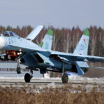 Su-27 podczas startu/ Autorstwa Aleksandr Markin - Su-27p 01 blue, CC BY-SA 2.0