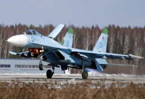 Su-27 podczas startu/ Autorstwa Aleksandr Markin - Su-27p 01 blue, CC BY-SA 2.0
