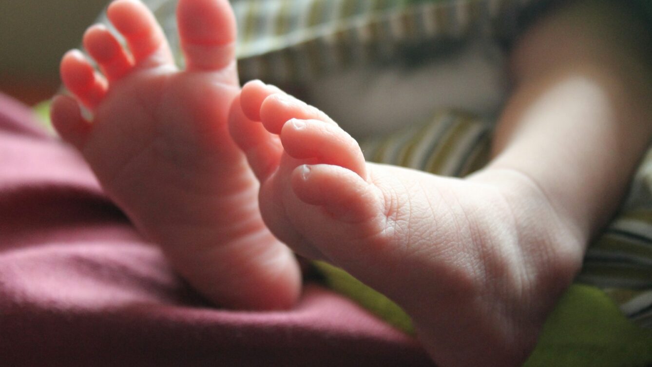 dziecięce stopy/ fot: AMIT RANJAN/Unsplash