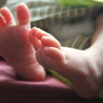 dziecięce stopy/ fot: AMIT RANJAN/Unsplash