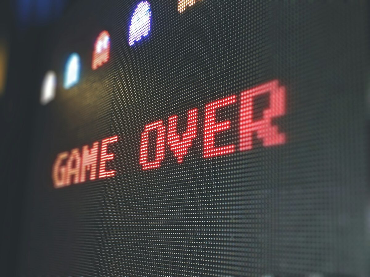 napis Game Over -zakończenie gry komputerowej/ fot: Sigmund/ Unsplash