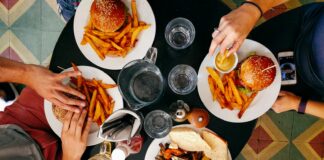 stół z jedzeniem w restauracji/ Fot: Dan Gold/ Unsplash