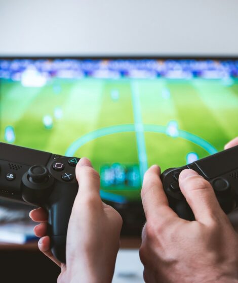 two people playing Sony PS4 game console/JESHOOTS.COM/Unsplash