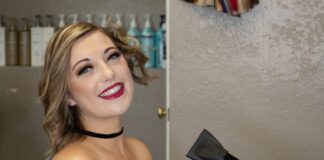 kobieta z suszarką do włosów/ fot: /Unsplash