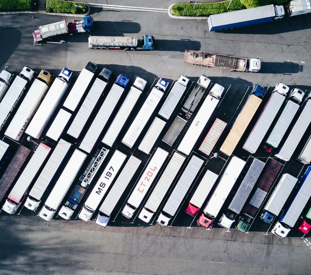 parking dla ciężarówek z lotu ptaka/ fot: Nigel Tadyanehondo/ Unsplash