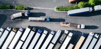 parking dla ciężarówek z lotu ptaka/ fot: Nigel Tadyanehondo/ Unsplash