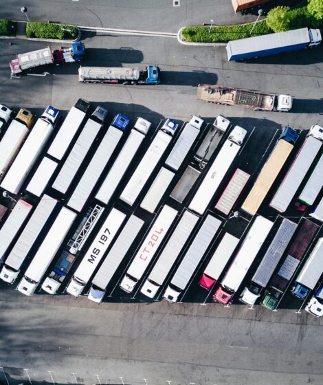 parking dla ciężarówek z lotu ptaka/ fot: Nigel Tadyanehondo/ Unsplash