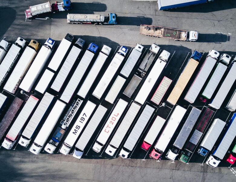 parking dla ciężarówek z lotu ptaka/ fot: Nigel Tadyanehondo/ Unsplash