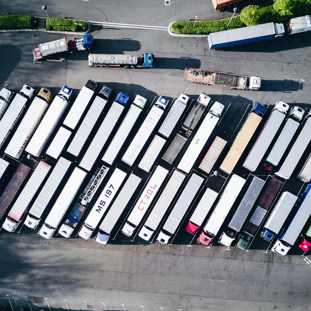 parking dla ciężarówek z lotu ptaka/ fot: Nigel Tadyanehondo/ Unsplash