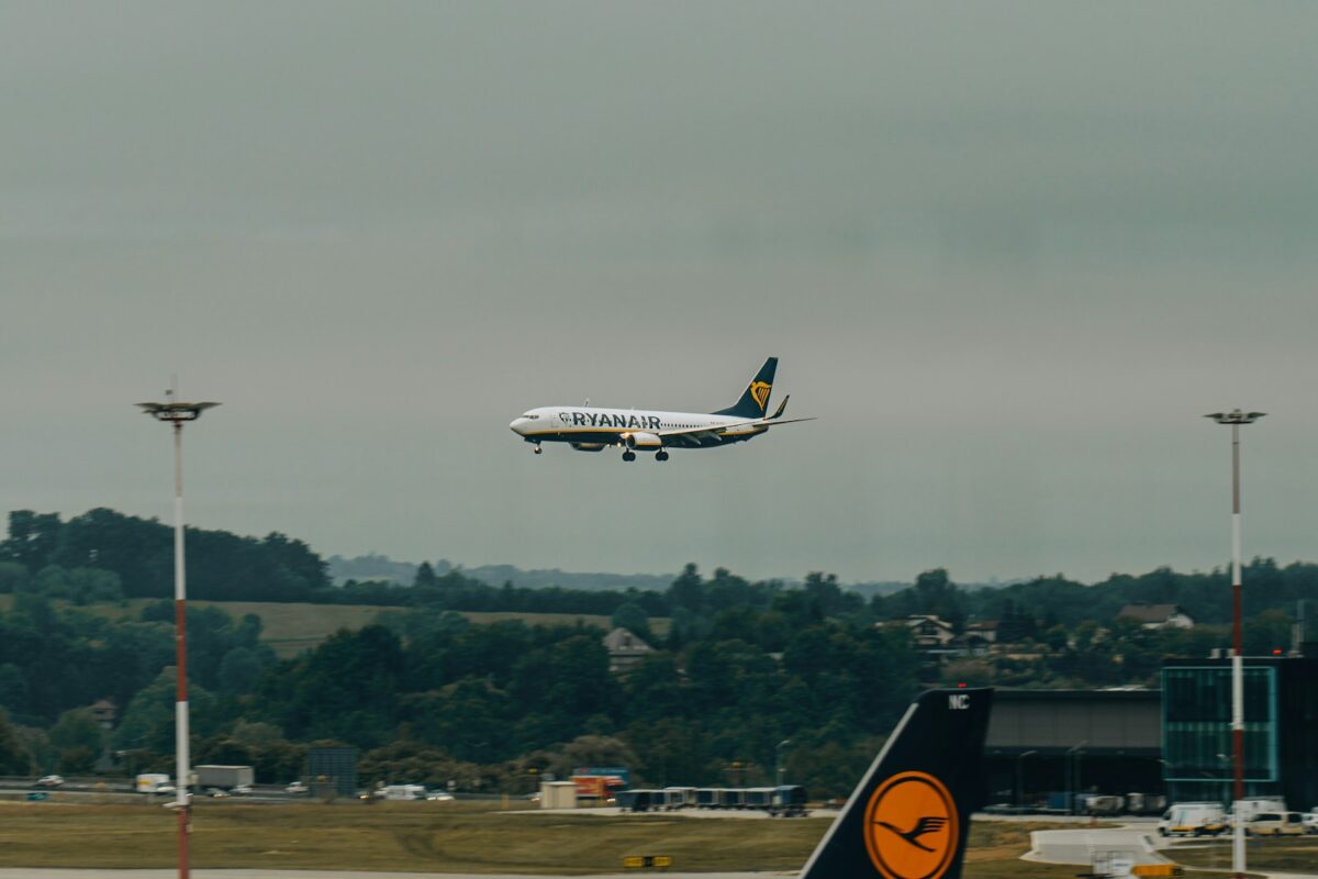 startujący samolot/ fot: Samuel Hagger/Unsplash