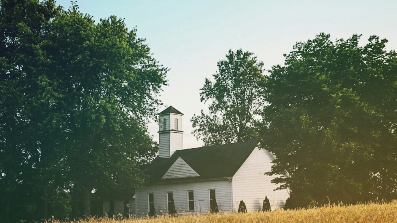 kościół wśród drzew/ fot: Colin Maynard/Unsplash