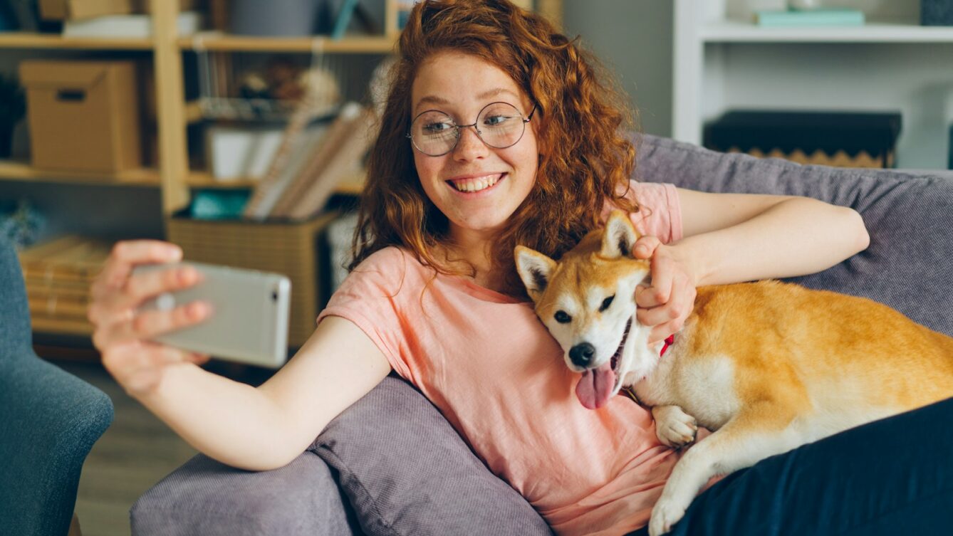 kobieta robi selfie z psem/ fot: Vitaly Gariev/ Unsplash
