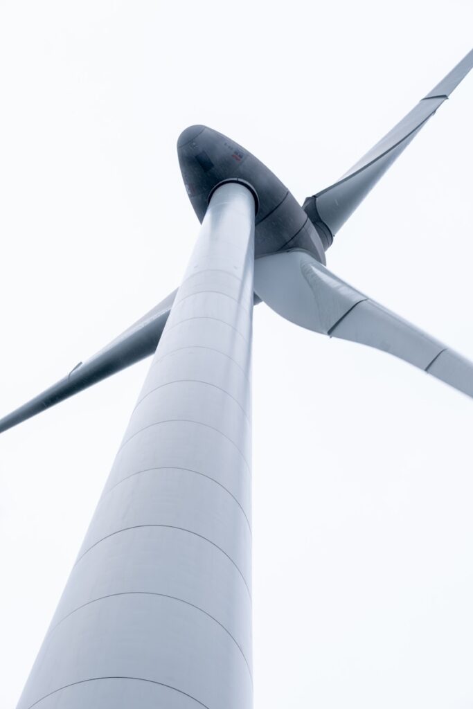white and gray wind mill/ fot: Marc-Antoine Dubé/Unsplash