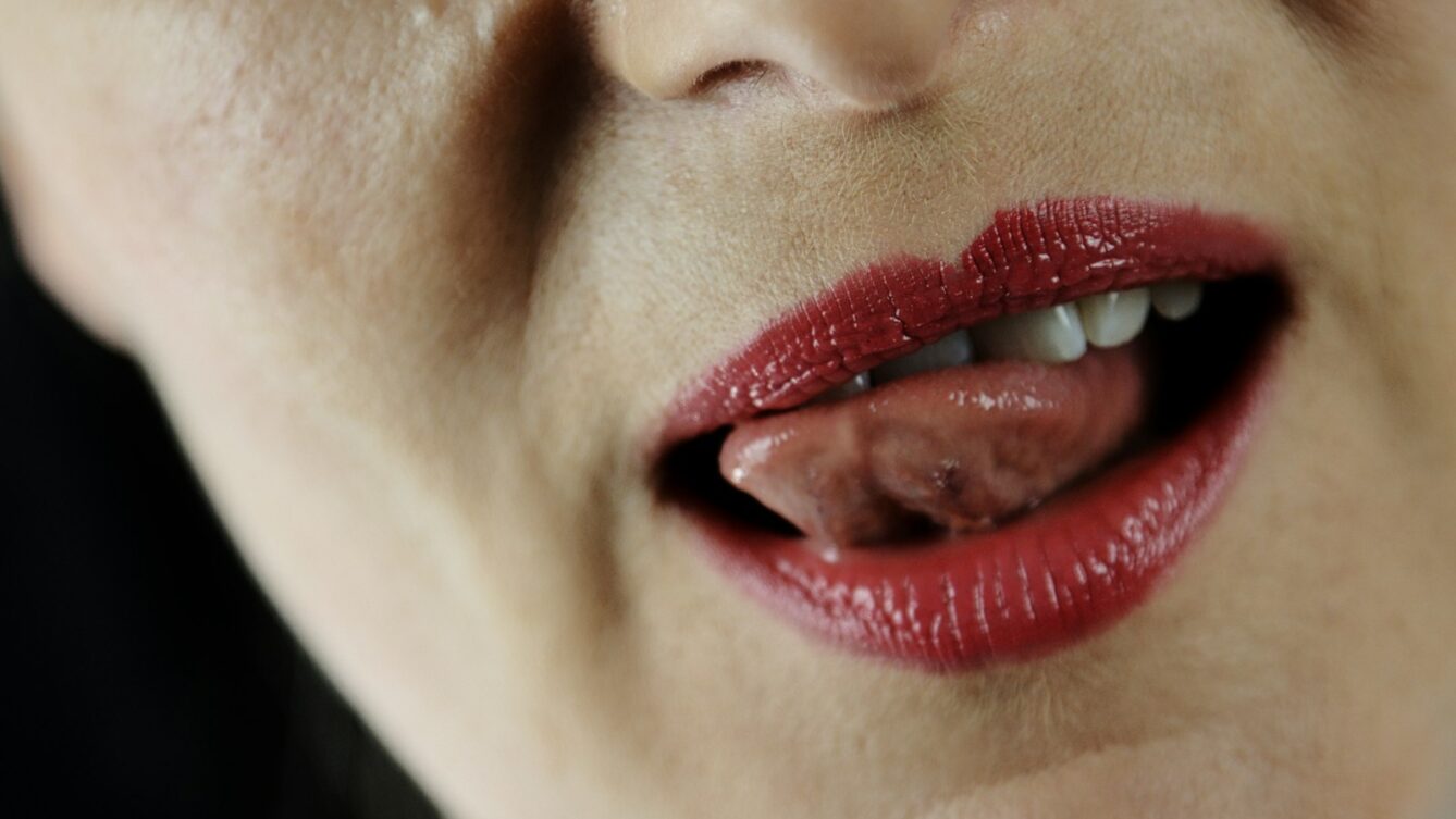 kobieta z pomalowanymi szminką ustami/ fot: Marek Studzinski/Unsplash