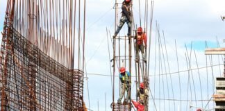 zbrojarze na placu budowy/ fot: Josue Isai Ramos Figueroa/ Unsplash