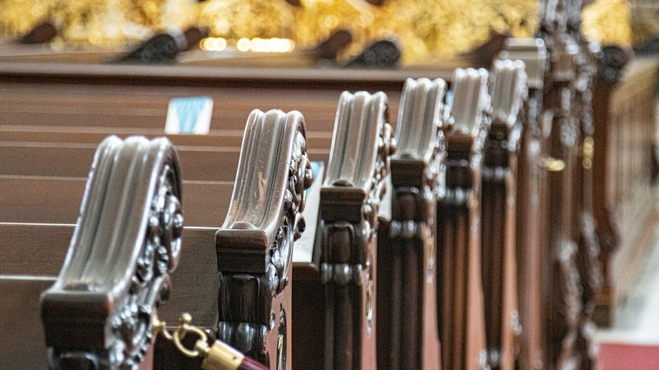 ławki w kościele/ fot: / Unsplash