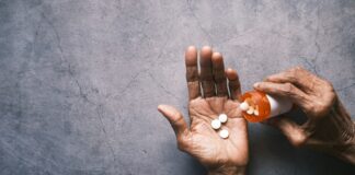 person holding white round ornament/ fot: Towfiqu barbhuiya/Unpslash