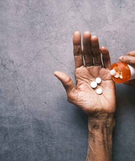 person holding white round ornament/ fot: Towfiqu barbhuiya/Unpslash