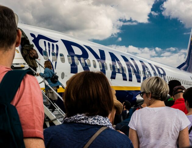 pasażerowie wsiadający do samolotu/ fot: Portuguese Gravity/Unsplash