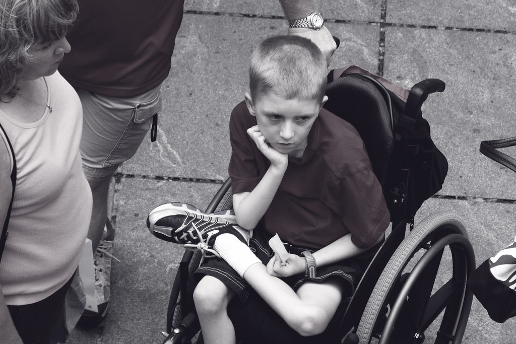 chłopiec na wózku inwalidzkim/ Openverse