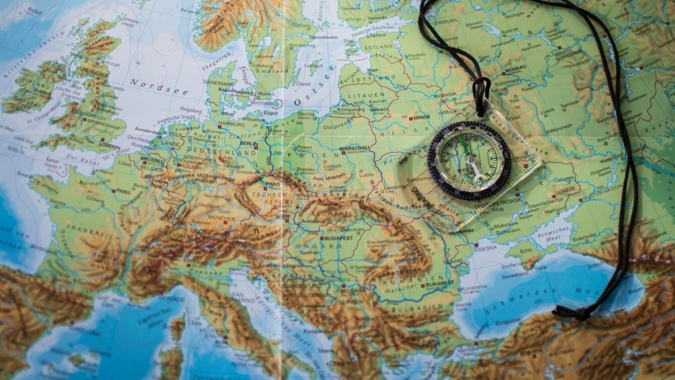 mapa Europy z kompasem turystycznym/ fot: Aliaksei Lepik/ Unsplash