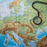 mapa Europy z kompasem turystycznym/ fot: Aliaksei Lepik/ Unsplash