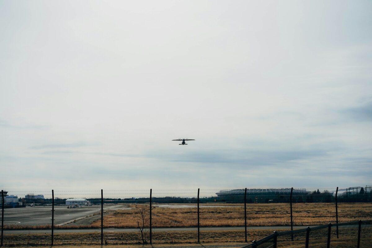 dron nad lotniskiem/ fot: sho eda/ Unsplash