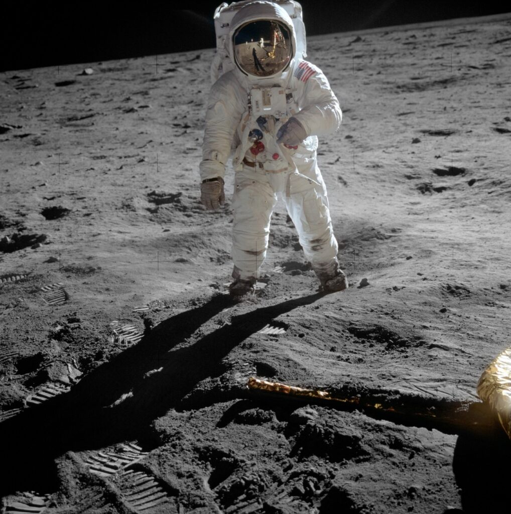 Buzz Aldrin na Księżycu sfotografowany przez Neila Armstronga/ fot: Neil Armstrong - http://www.hq.nasa.gov/alsj/a11/AS11-40-5903HR.jpghttp://www.archive.org/details/AS11-40-5903 (TIFF image)NASA Image and Video Library, Domena publiczna