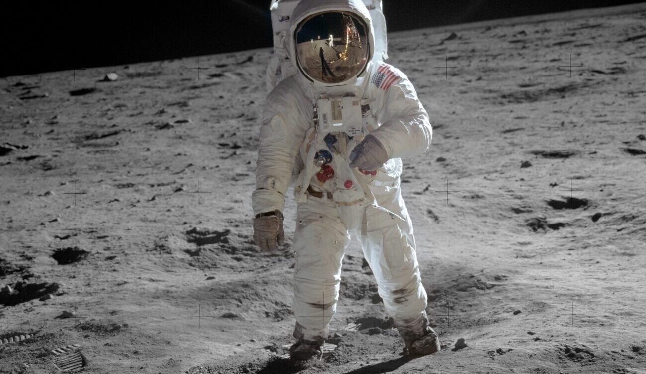 Buzz Aldrin na Księżycu sfotografowany przez Neila Armstronga/ fot: Neil Armstrong - http://www.hq.nasa.gov/alsj/a11/AS11-40-5903HR.jpghttp://www.archive.org/details/AS11-40-5903 (TIFF image)NASA Image and Video Library, Domena publiczna