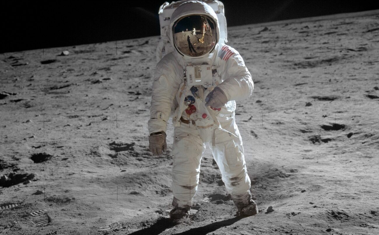 Buzz Aldrin na Księżycu sfotografowany przez Neila Armstronga/ fot: Neil Armstrong - http://www.hq.nasa.gov/alsj/a11/AS11-40-5903HR.jpghttp://www.archive.org/details/AS11-40-5903 (TIFF image)NASA Image and Video Library, Domena publiczna