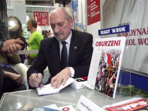 Antoni Macierewicz/ Autorstwa Piotr Drabik from Poland - Antoni Macierewicz, CC BY 2.0,