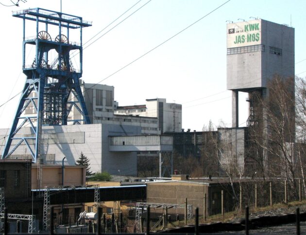 JSW ogłasza obcięcie wypłat z okazji barbórki. Na zdjęciu: kopalnia JSW KWK Jas-Mos/ fot: Mariuszjbie, CC BY-SA 2.5