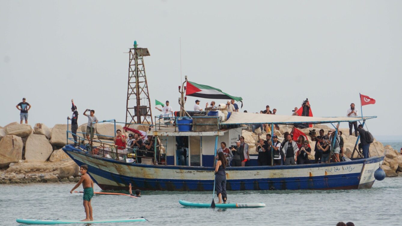 Flotylla Global Sumud wpływająca do Sidi Bou Said, Tunis/ Autorstwa Brahim Guedich - Praca własna, CC BY 4.0