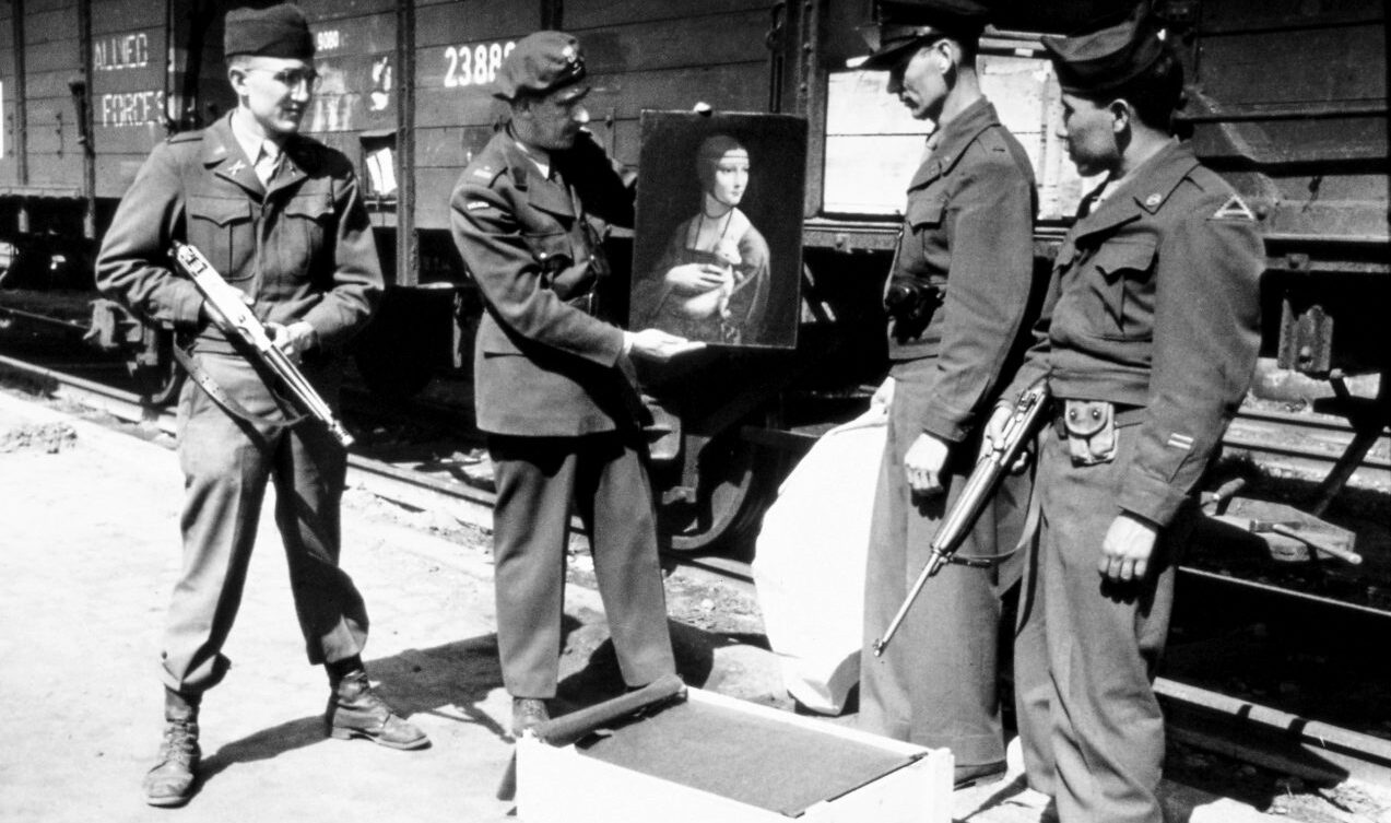 Dama z gronostajem w towarzystwie alianckich żołnierzy/Autorstwa Monuments, Fine Arts, Domena publiczna