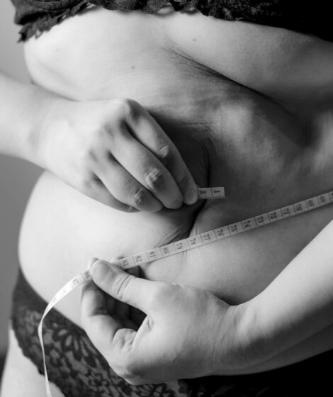 kobieta mierząca obwód talii/ fot: Fuu J/ Unsplash