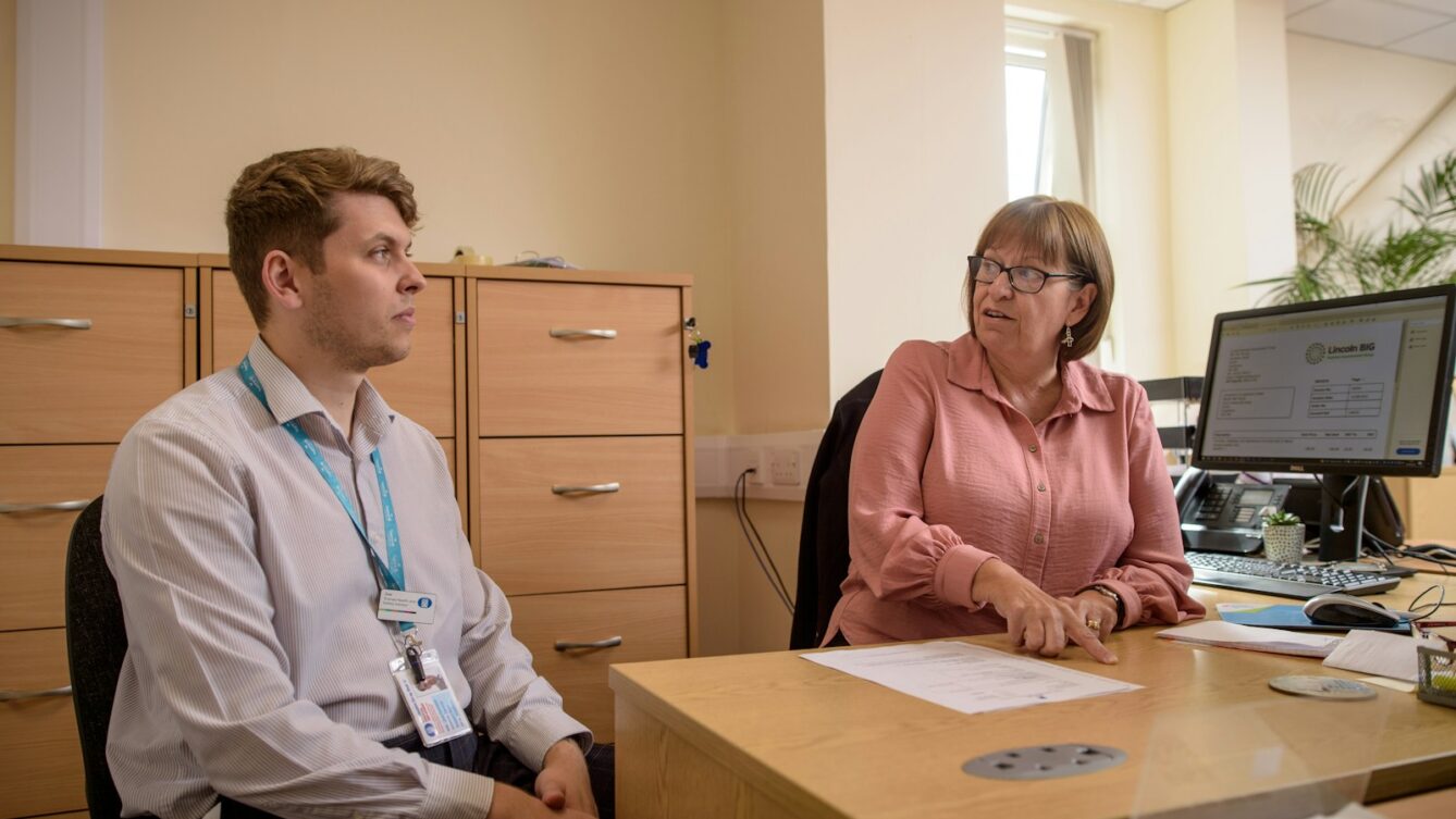 praca w urzędzie/ Centre for Ageing Better/ Unsplash