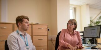 praca w urzędzie/ Centre for Ageing Better/ Unsplash